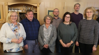 Mit dieser starken Mannschaft geht der Obst- und Gartenbauverein Floß und Umgebung in den kommenden vier Jahren weiter an die Arbeit. Sitzend von links: Rita Rosner, Hermann Schätzler, Edith Lederer, Thomas Stetter, Nicole Venzl, Christof Plouschka. (Bild: Fred Lehner)