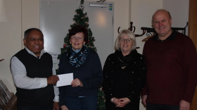 (Von links nach rechts) Pater Yoseph freute sich sehr über die Spende in Höhe von 1000 Euro. Vorsitzende Rita Kraus, Christa Schmid vom Töpferteam und Vorsitzender Thomas Pinzer übergaben den Betrag im Namen des gesamten Töpferteams. (Bild: Beate Heinrich)