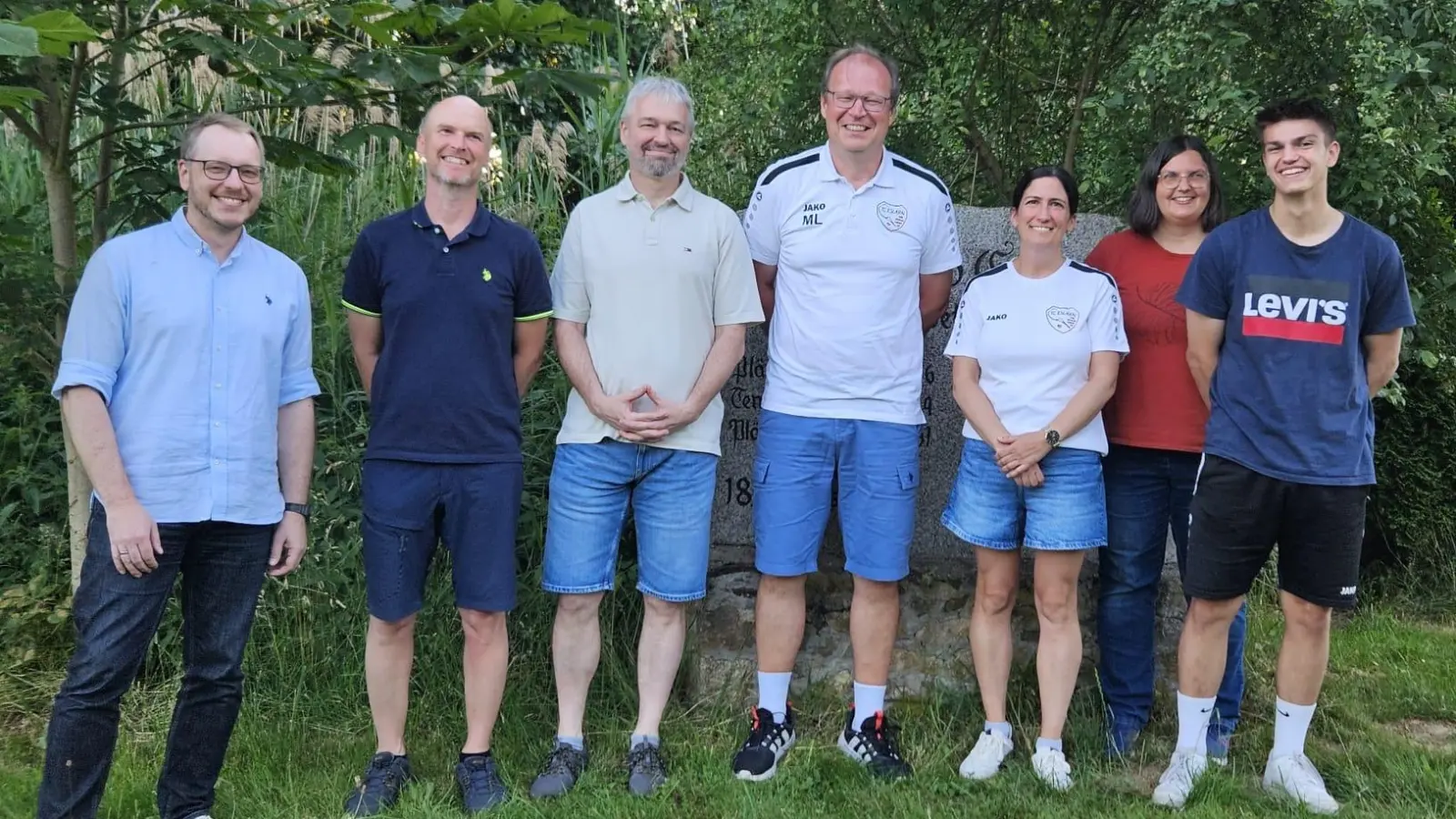 Bild von links nach rechts: 2. Vorsitzender Gerd Baumann, scheidender 2. Vorsitzender Armin Wildenauer, Kassier Timo Wessel, 1. Vorsitzender Markus Lindner, Jugendwartin Nicole Lindner, Schriftführerin Monika Meckl, Sportwart Bastian Meckl. Es fehlen die Beisitzer Manfred Klug und Hermann Zierer. (Bild: Manfred Klug)