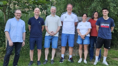 Bild von links nach rechts: 2. Vorsitzender Gerd Baumann, scheidender 2. Vorsitzender Armin Wildenauer, Kassier Timo Wessel, 1. Vorsitzender Markus Lindner, Jugendwartin Nicole Lindner, Schriftführerin Monika Meckl, Sportwart Bastian Meckl. Es fehlen die Beisitzer Manfred Klug und Hermann Zierer. (Bild: Manfred Klug)