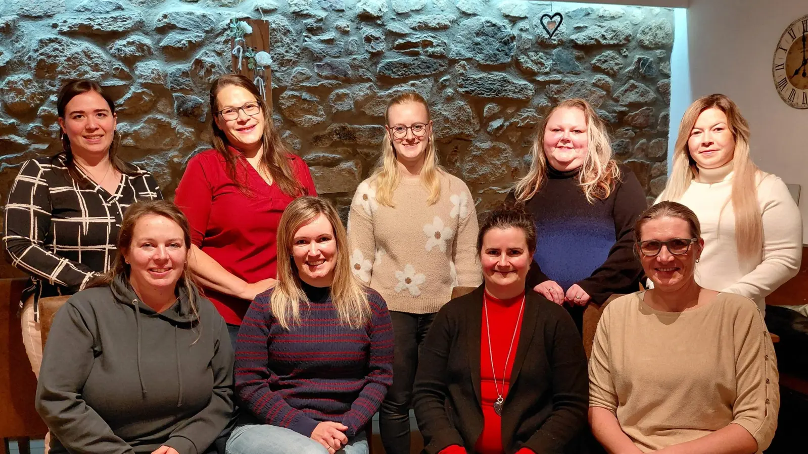 Neuer Vorstand gewählt: unten v.l. Anna Häupler-Schönberger, Daniela Schmid, Carina Gmeiner, Stephanie Trisl. Oben v.l. Carina Muckof, Christina Trottmann-Käs, Julia Gmeiner, Alexandra Gailitzdörfer, Vanessa Lehner. (Bild: Katja Buchner)