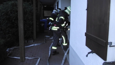 Bei einer Einsatzübung im Rahmender Brandschutzwoche kamen in Trauschendorf bei einem angenommen Wohnhausbrand auch schwere Atemschutzgeräte zum Einsatz (Bild: Robert Ronke)