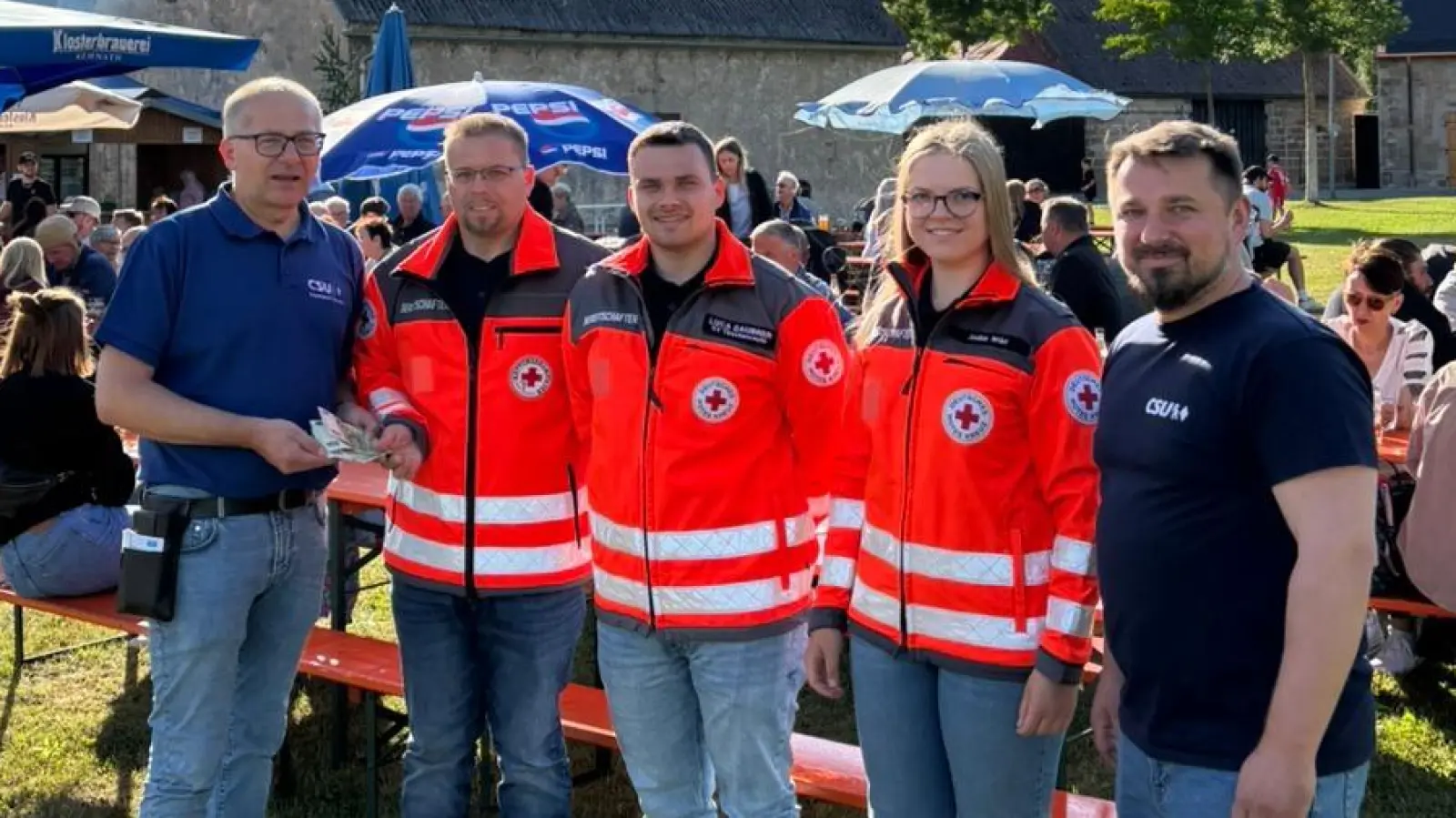 Roman Schäffler übergibt Spende in Höhe von 500 Euro an HvO Armesberg. (Bild: Maria Kellner)