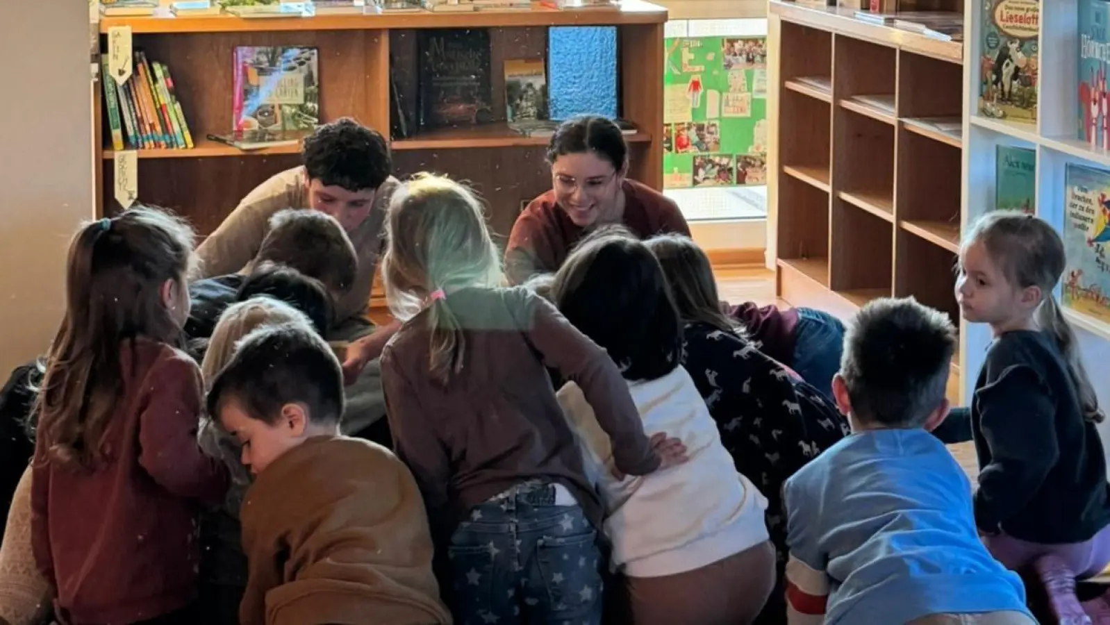 Die Mädchen und Buben drängten sich um die beiden Vorleser Paula und Philipp, um nichts von der Bilderbuchgeschichte zu verpassen.  (Bild: Stephanie Greger)