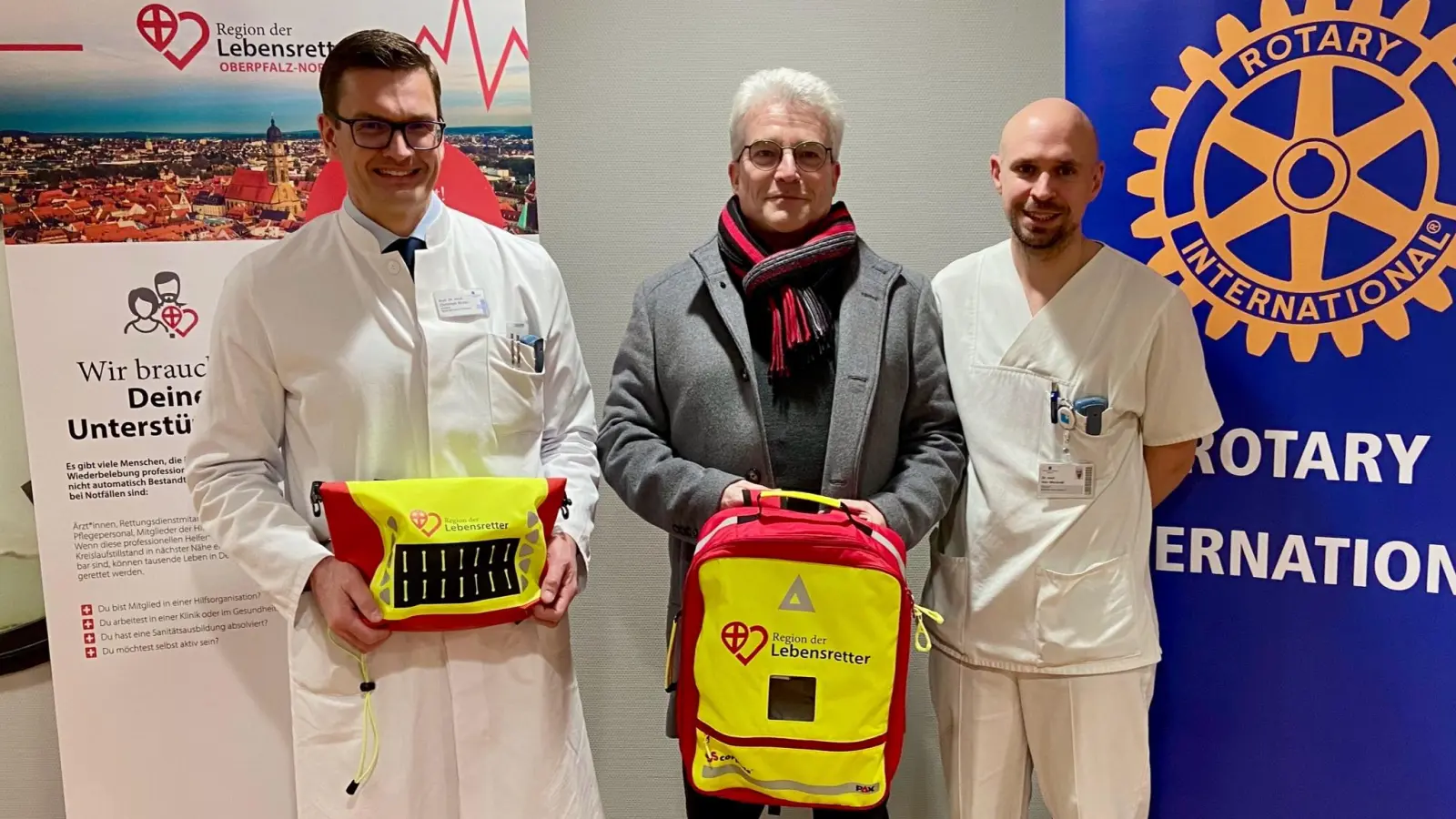 v.l.n.r.) Prof. Dr. Christoph Birner (Chefarzt Klinikum Amberg), Präsident Klaus Horn (Rotary Club) und Dr. Sebastian Morcinek (Oberarzt und Projektinitiator) bei der Übergabe der Spende für die „Region der Lebensretter“. (Bild: Tobias Riedl)
