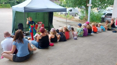 Zauberer Fabelini begeisterte die Kinder und ebenso die Eltern.  (Bild: Elfi Kempke und Zita Schuster-Thaler)