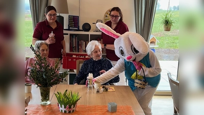 Der Osterhase zauberte den Gästen ein Lächeln ins Gesicht. (Bild: Martin Hörl)