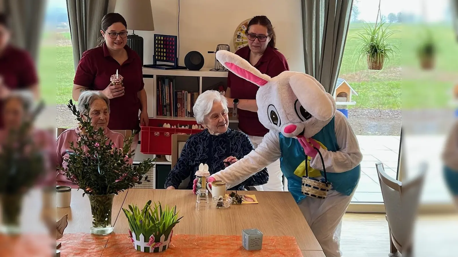 Der Osterhase zauberte den Gästen ein Lächeln ins Gesicht. (Bild: Martin Hörl)