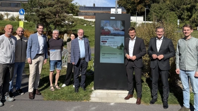 Mit der Errichtung der neuen Infostele findet das Projekt „Teilhabe überall“ einen erfolgreichen Abschluss. Erster Bürgermeister Nicolas Lahovnik freut sich über das sichtbare Ergebnis und bedankt sich beim Landratsamt für die engagierte Begleitung und Unterstützung des Projekts. (v.l.n.r.): Eberhard Blank (WUN Infrastruktur KU), Oliver Rauh (Landratsamt Wunsiedel), Daniel Wolf (Geschäftsleitender Beamter Stadt Wunsiedel), Rudolf Zitterbart (Pflegegemeinschaft Bahnhofspark), Angela Schwarz (Vorstand WUN Immobilien KU), Pfarrer Günter Vogl (Heinrich-Benno-Schäffler-Stiftung), Erster Bürgermeister Nicolas Lahovnik, Landrat Peter Berek, Benjamin Fischer (Landratsamt Wunsiedel). (Bild: Kristina Wiedel)