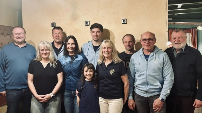 Vereinsmeister 2025 mit Bürgermeister Uwe König, 1.Vorsitzender Christian Wiesneth oben li. und Ehrenvorsitzender Hartmut Schendzielorz, re. (Bild: Christian Humsberger)