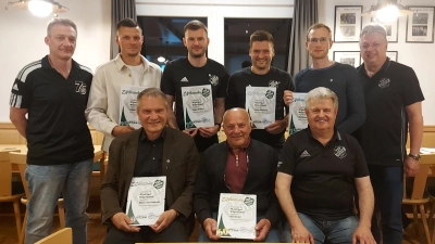 Die Geehrten zusammen mit der Vorstandschaft: Hinten von links: 3. Vorstand Stefan Bauer, Fabian Mark, Lukas Köllner, Jonas Walberer, Christian Konz und 2. Vorstand Helmut-Stefan Neugirg Vorne von links: Albert von Podewils, Hecht Karl und 1. Vorstand Peter Schieder. (Bild: Peter Schieder)