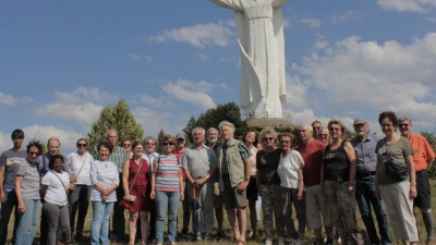 Ein Teil der Reisegruppe vor der imposanten Christusstatue in Świebodzin. (Bild: Fritz Krapf)