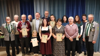 1. Schützenmeister Manfred Rauscher (1.v.l.), 1. Bürgermeister Uwe König (5.v.l.) und 2. Schützenmeister Markus Götz (1.v.r.) (Bild: Erhard Fellner)