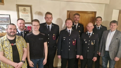 Von Links: Hinten: 2. Kommandant Thomas Gundel, 3. Vorstand Philipp Weber, 1. Vorstand Gerhard Schindler, Schriftführer Fabian Gradl Vorsitzender <br>Vorne: Andreas Schäfer, Tim Höhne, 2. Vorstand Manuel Gundel, 1. Kommandant Patrick Fischer, 1. Bürgermeister Ewald Plößner. (Bild: Fabian Gradl)
