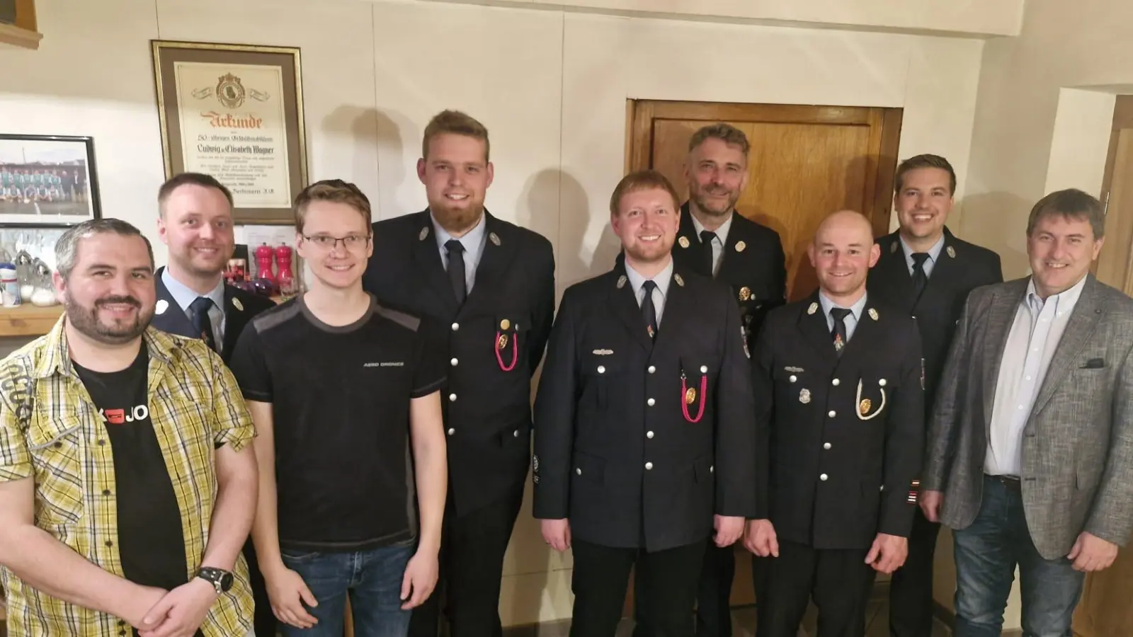 Von Links: Hinten: 2. Kommandant Thomas Gundel, 3. Vorstand Philipp Weber, 1. Vorstand Gerhard Schindler, Schriftführer Fabian Gradl Vorsitzender <br>Vorne: Andreas Schäfer, Tim Höhne, 2. Vorstand Manuel Gundel, 1. Kommandant Patrick Fischer, 1. Bürgermeister Ewald Plößner. (Bild: Fabian Gradl)