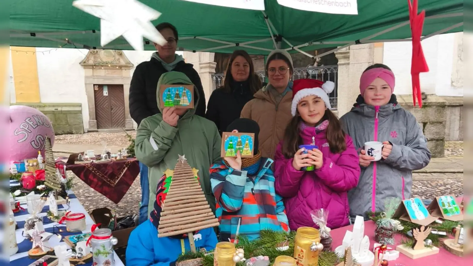 „Jeden Tag eine gute Tat” - Die Wöflingsstufe der DPSG Pfadfinder Weiden bei der Spendenaktion vor dem NOC Weiden. (Bild: Evelin Schledewitz)