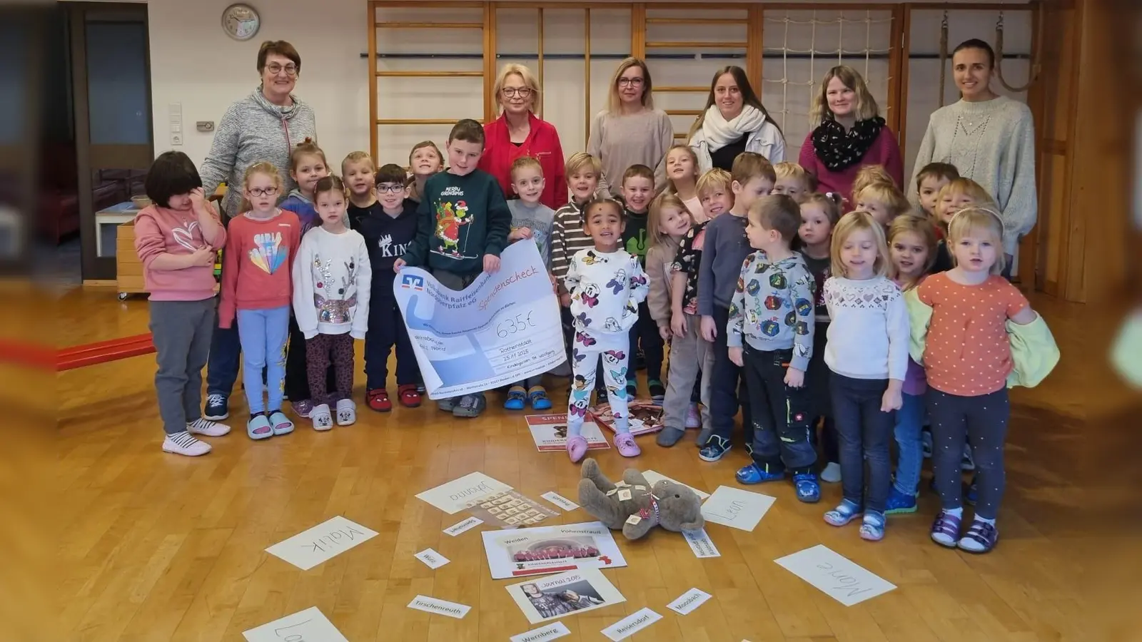 Rothenstädter Kindergartenkinder übergeben Spende an Krebshilfe. (Bild: Lea Bauer)