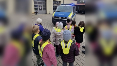 Die Kinder stehen vor einem Polizei Auto (Bild: Laura Hackenberg)