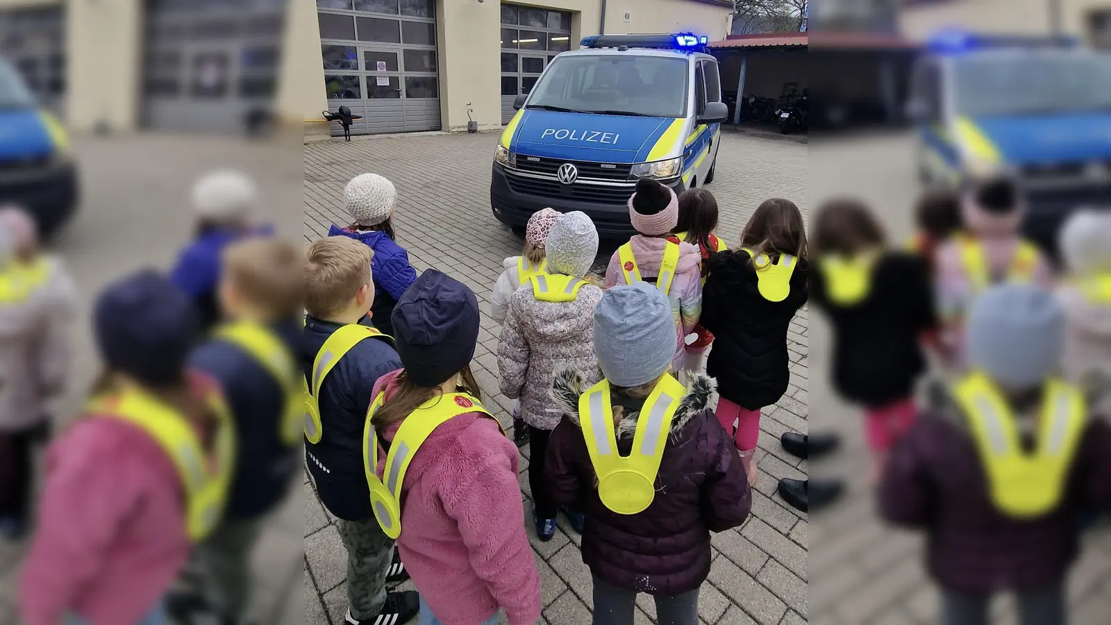 Die Kinder stehen vor einem Polizei Auto (Bild: Laura Hackenberg)