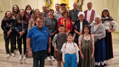 Die Mitwirkenden aus Pfarrei, Dorfbühne und Musikverein beim szenischen Kirchenabend „Glaube, Glanz &amp; Geschichten“, der im Jubiläumsjahr 700 Jahre Pfarrei Waidhaus mit großem Erfolg aufgeführt wurde. (Bild: Josef Kleber)