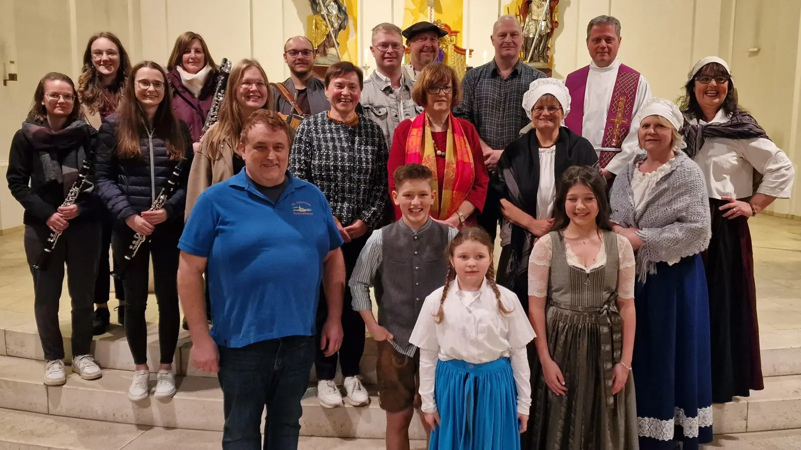Die Mitwirkenden aus Pfarrei, Dorfbühne und Musikverein beim szenischen Kirchenabend „Glaube, Glanz &amp; Geschichten“, der im Jubiläumsjahr 700 Jahre Pfarrei Waidhaus mit großem Erfolg aufgeführt wurde. (Bild: Josef Kleber)