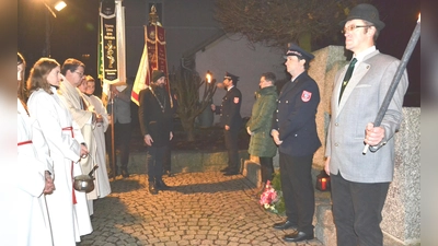 Die Dorfgemeinschaft Heumaden mit ihren Weilern feierte mit einem Gottesdienst und anschließend den Volkstrauertag am Kriegerdenkmal. Dabei wurde der Opfer der Weltkriege gedacht. (Bild: Peter Garreiss)