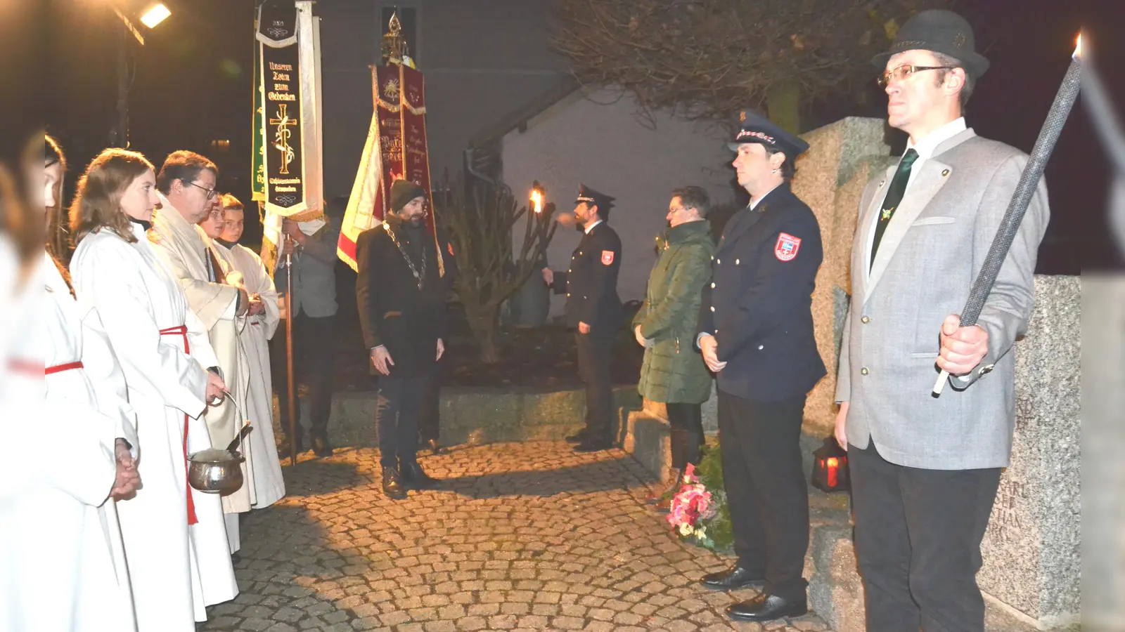 Die Dorfgemeinschaft Heumaden mit ihren Weilern feierte mit einem Gottesdienst und anschließend den Volkstrauertag am Kriegerdenkmal. Dabei wurde der Opfer der Weltkriege gedacht. (Bild: Peter Garreiss)