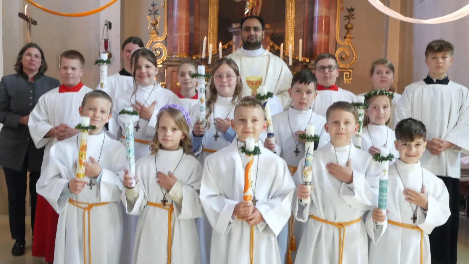 Im Vordergrund die neun Erstkommunionkinder, dahinter die Ministranten mit Pfarrvikar Yeruva (oben Mitte), sowie Isabella Riederer von Paar (Leiterin der außerschulischen Kommunionvorbereitung)/links) (Bild: Norbert Weis)
