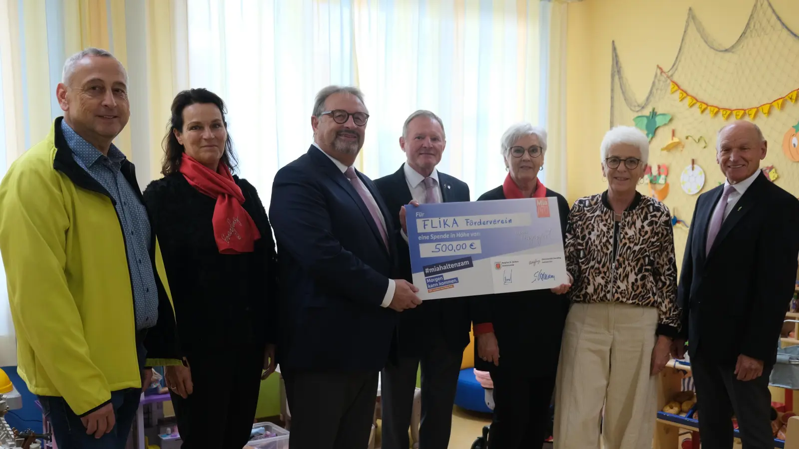 Stefan Wilhelm, Manuel Weigl, Evelin Hanauer, Anton Zweck und Alois Graf, alles Mitglieder der Chöre aus Ammersricht und Schwarzenfeld, übergaben eine Spende von 500 Euro an FLIKA (Bild: Sandra Dietl)