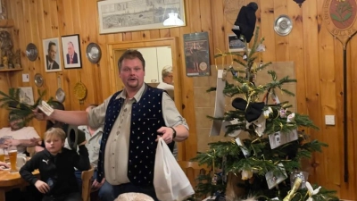 Zweiter Vorsitzender Peter Kirner als gekonnter Auktionator mit dem „OWV-Gabenbaum”. (Bild: Albert Winter)