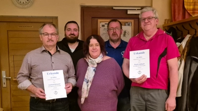 Im Bild von links nach rechts Gerhard Kreuzer (50 Jahre Mitgliedschaft), Christoph Röckl (2. Vorstand), Marita Haberkorn (Kassierin), Berthold Riedl (1. Vorstand), Oswin Gallasch (50 Jahre Mitgliedschaft). (Bild: Christoph Röckl)
