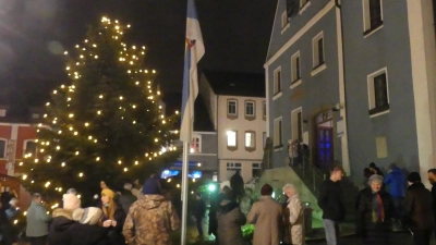 Glühwein, Tee und Würstchen lockten zum Verweilen. (Bild: Walther Hermann)