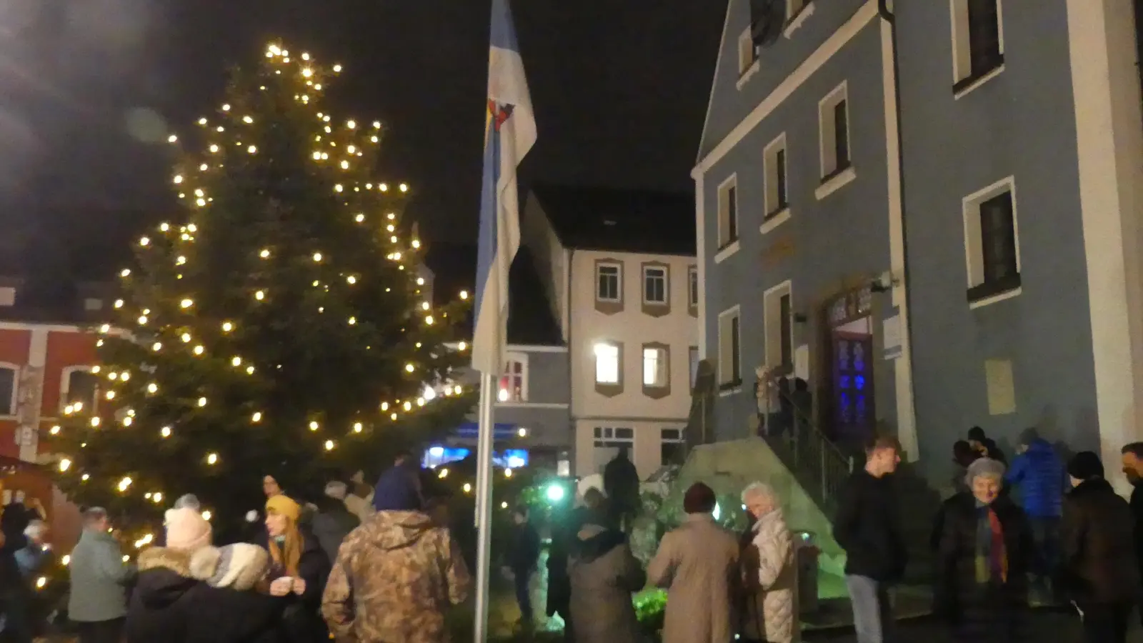 Glühwein, Tee und Würstchen lockten zum Verweilen. (Bild: Walther Hermann)