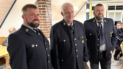 Von Links: Gerhard Popp (1.Kommandant), Reinhard Wörl, Adrian Scheitler (1.Vorstand) (Bild: Sebastian Müller)