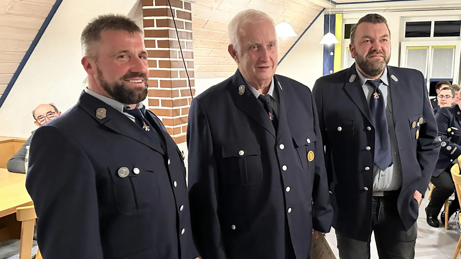 Von Links: Gerhard Popp (1.Kommandant), Reinhard Wörl, Adrian Scheitler (1.Vorstand) (Bild: Sebastian Müller)