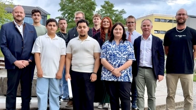 Die Abschlussschüler der St. Felix Schule mit dem Klassenleiter Frank Prechtl, Schulleiter Rainer Hetz und Landrat Andreas Meier. (Bild: Anja Kirschsieper)