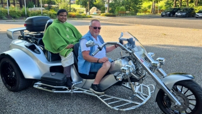 Ein besonderer Auftakt zur Fahrzeugsegnung: Herbert Käß (rechts) brachte Pfarrer Martin mit seinem Trike zum Gottesdienst. (Bild: Reiner Gärtner)