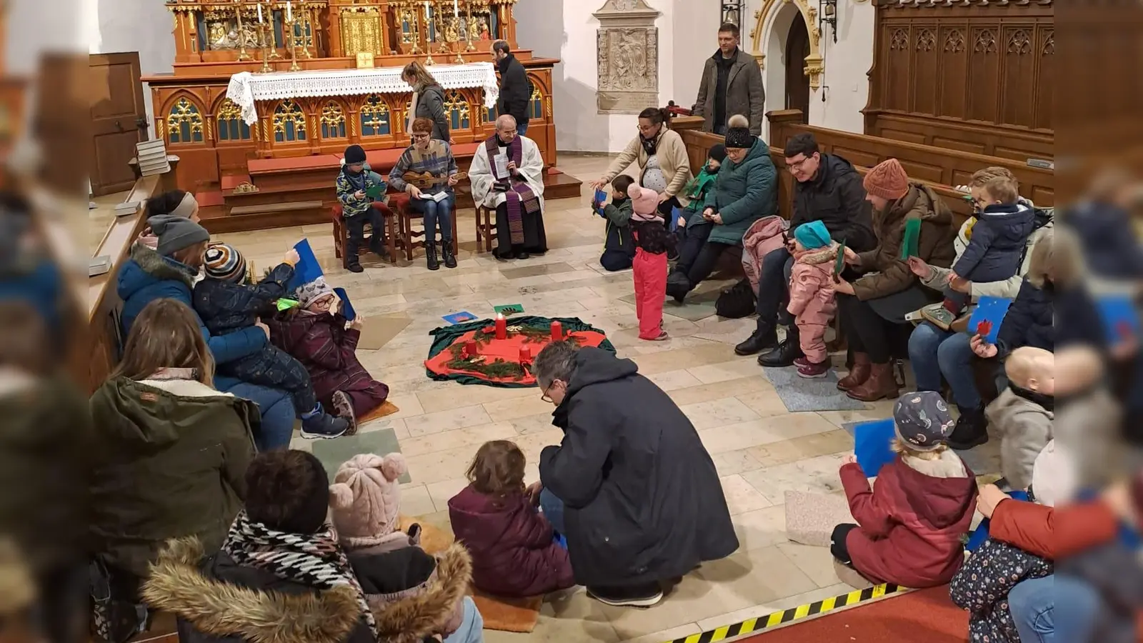 Gut 25 Kinder feierten mit Pfarrer Johann Hofmann (Mitte) und Eltern-Kind-Gruppen-Leiterin Lisamarie Schmidl (link daneben) eine stimmungsvolle Advents-Andacht (Bild: Lisamarie Schmidl)