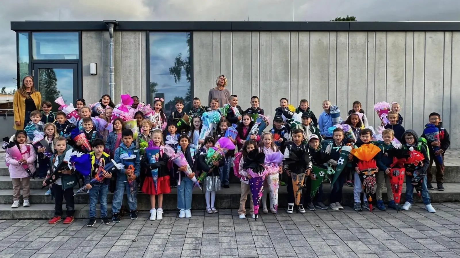 Dreifaltigkeits-Grundschule (Schulhaus Krumbacher Straße) mit der Klasse 1a und 1b und den Lehrkräften Frau Hahn-Spörer und Frau Füger (Bild: Marion Ott)