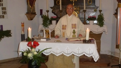Pfarrer Varghese Puthenchira segnet das Brot im Korb vor dem Altar. (Bild: Siegfried Bock)