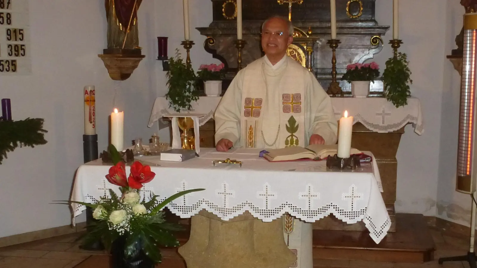 Pfarrer Varghese Puthenchira segnet das Brot im Korb vor dem Altar. (Bild: Siegfried Bock)