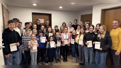 Die teilnehmenden Sportler mit den verliehenen Abzeichen und Urkunden (Bild: Bernadette Brünnig)