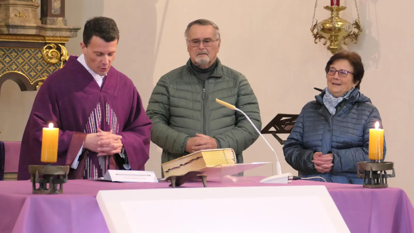 Pfarrer Thomas Kohlhepp würdigt das jahrzehntelange Engagement von Willibald Fuchs mit der Bischof-Johann-Michael-von-Sailer-Medaille. Es ist die zweithöchste Ehrenamtsauszeichnung der Diözese Regensburg. (Bild: Markus Suttner)