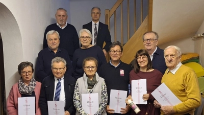 Den Geehrten gratulierten auch Bürgermeister Ludwig Biller und Präses Varghese Puthenchira (hinten von links). (Bild: Siegfried Bock)