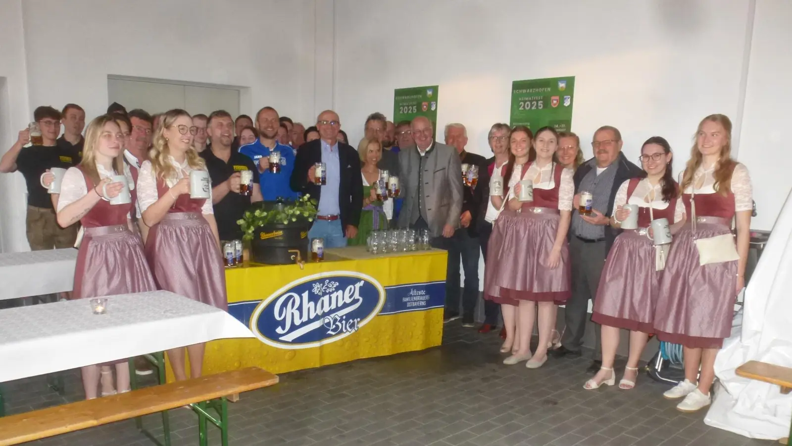 Gelungenes „Anzapfen” mit allen Beteiligten.  (Bild: Adolf Mandl)