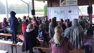 Die Kinder helfen dem Kasperl bei seinen Abenteuern. (Bild: Johanna Gebhard)