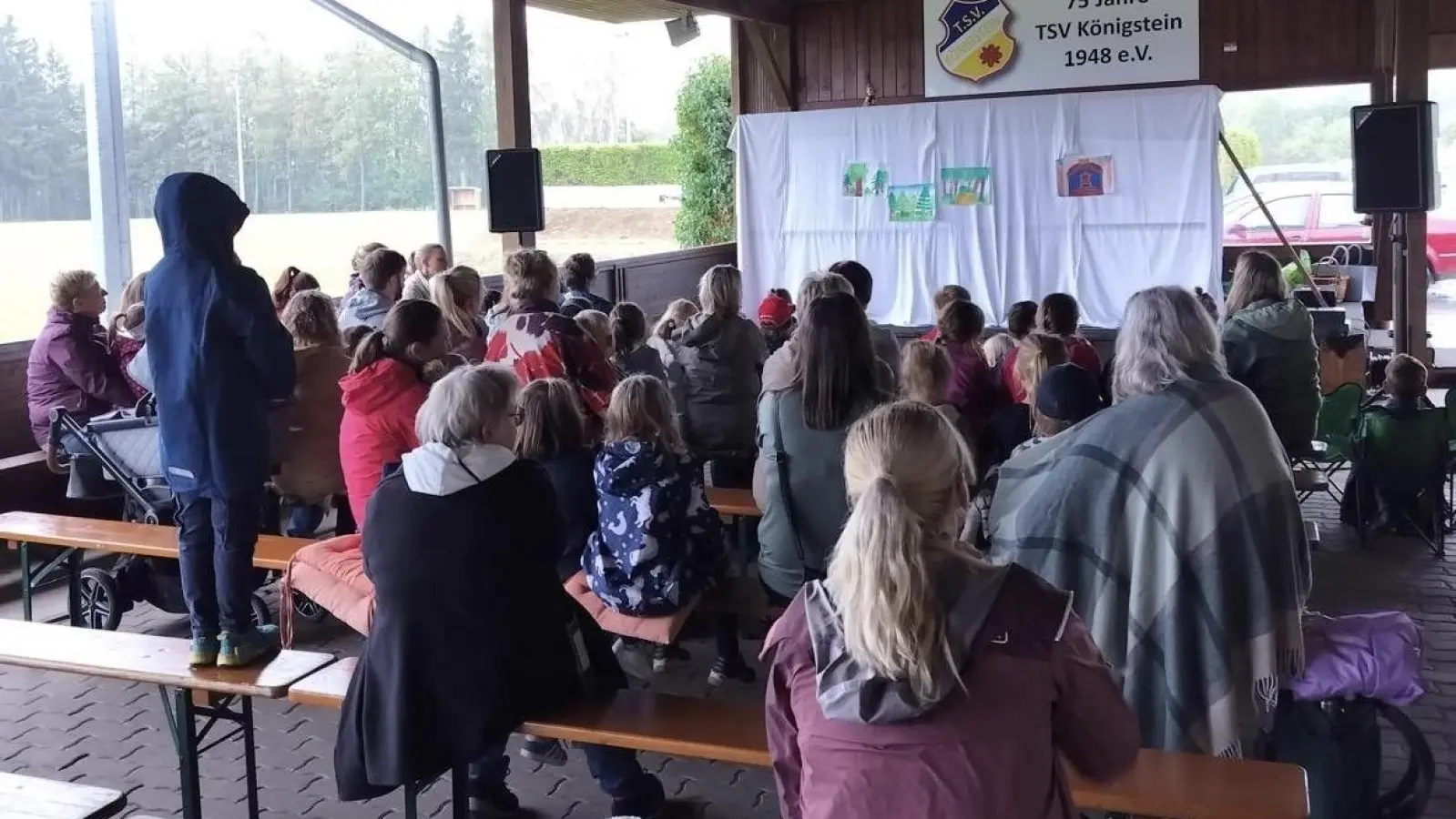 Die Kinder helfen dem Kasperl bei seinen Abenteuern. (Bild: Johanna Gebhard)