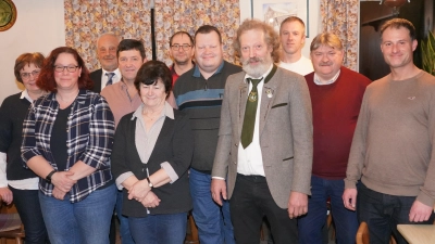  Die Vorstandschaft der Tell – Schützen Spielberg mit Schützenmeister und Vorsitzenden Johann Leipold (Vierter von rechts) und Stellvertreter Karl Greiner (Vierter von links). (Bild: Franz Völkl )