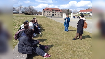 35 Jahre besteht nun schon eine Schulpartnerschaft der Schulen Eslarn, Moosbach und Bela nad Radbuzou (jetzt leider nur noch im Grundschulbereich). Der ehemalige Rektor Josef Rauch besuchte mit den tschechischen Schülern die KZ-Gedenkstätte Flossenbürg. In ihrer Landesprache wurden sie informiert. (Bild: Josef Rauch)