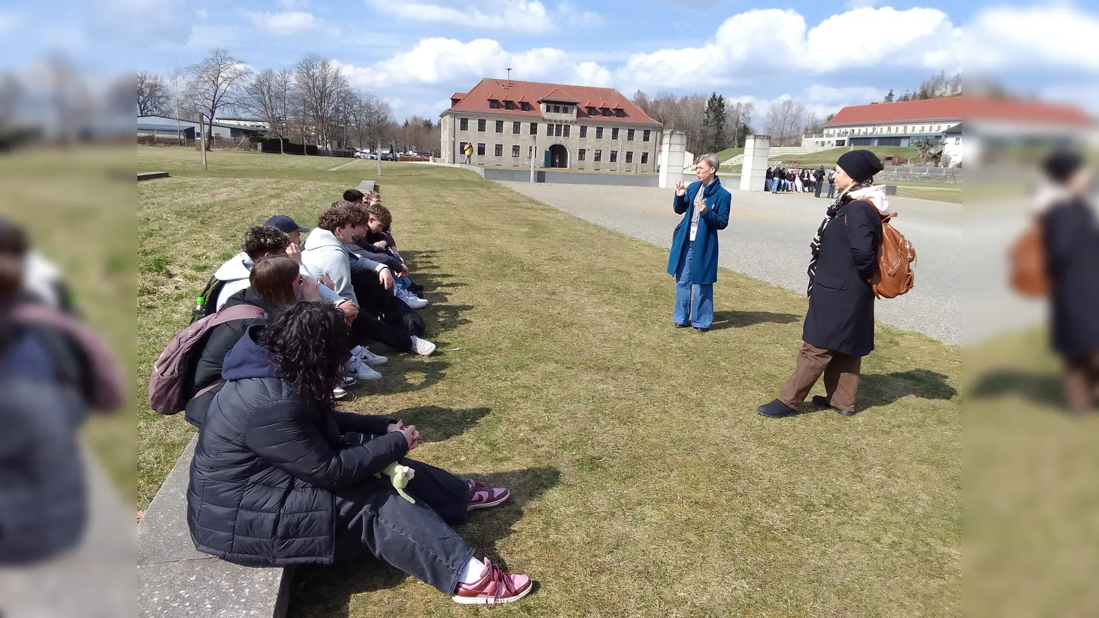 35 Jahre besteht nun schon eine Schulpartnerschaft der Schulen Eslarn, Moosbach und Bela nad Radbuzou (jetzt leider nur noch im Grundschulbereich). Der ehemalige Rektor Josef Rauch besuchte mit den tschechischen Schülern die KZ-Gedenkstätte Flossenbürg. In ihrer Landesprache wurden sie informiert. (Bild: Josef Rauch)